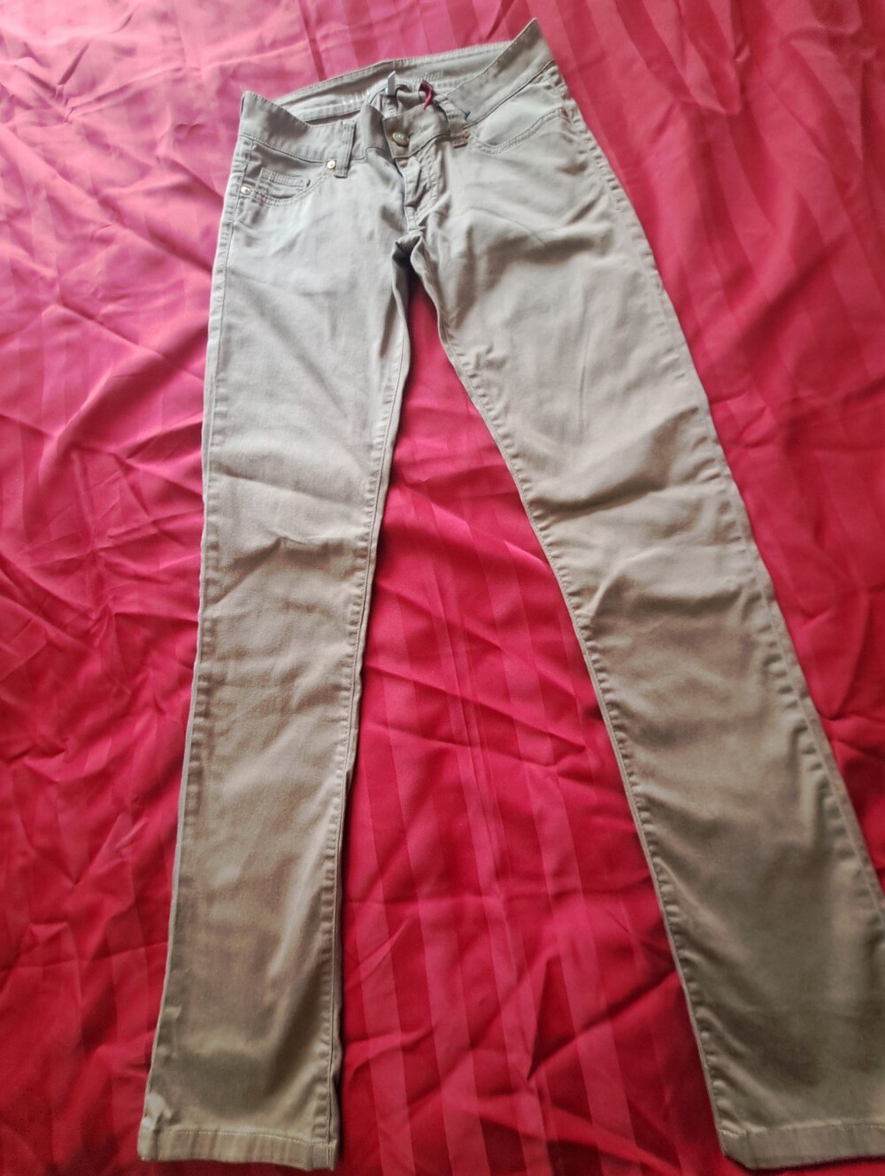 Guess Women’s Skinny Low Rise Strech Jeans in Light Beige